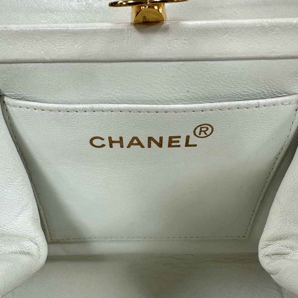 CHANEL Ivory Quilted Shoulder Bag - Picture 4 of 10
